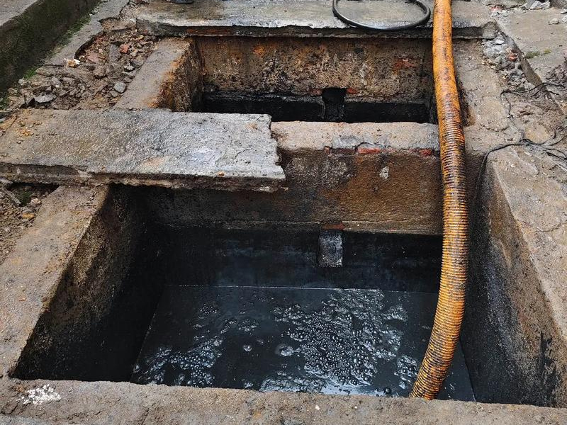 工人新村清理化粪池